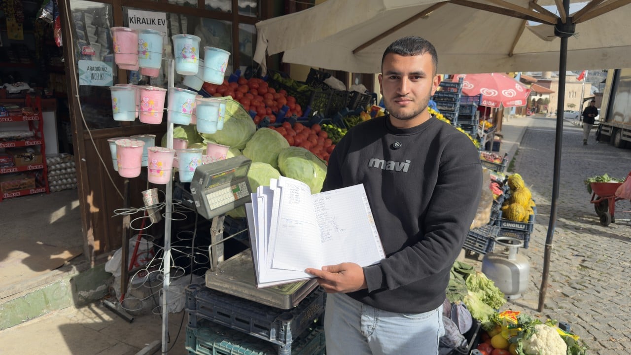 ‘Kimse bilmesin, Allah bilsin’: Veresiye defterini çöpe attıran hayırsever