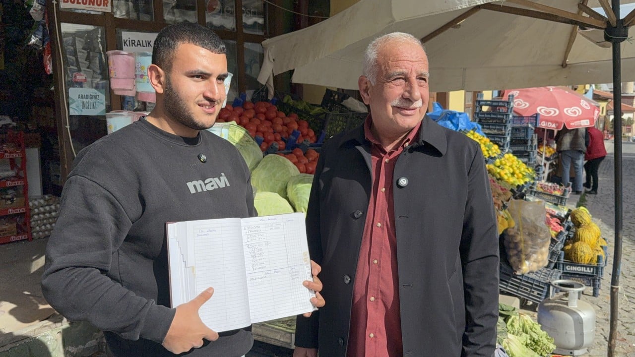 Foto - ‘Kimse bilmesin, Allah bilsin’: Veresiye defterini çöpe attıran hayırsever