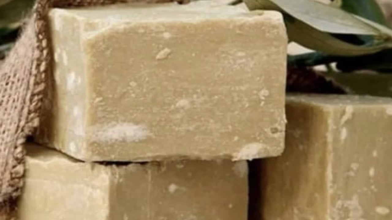 Foto - Kimse bu ayrıntıyı bilmiyor mu? Duyan balkondaki cam önlerine katı sabun sürüyor...