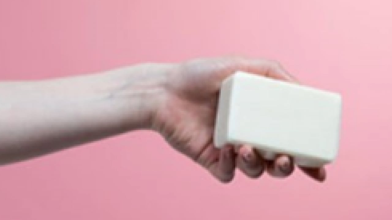 Kimse bu ayrıntıyı bilmiyor mu? Duyan balkondaki cam önlerine katı sabun sürüyor...