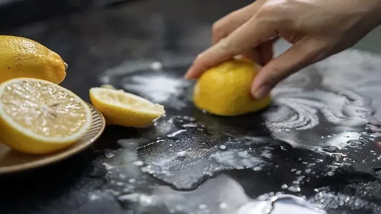 Foto - Kimyasallara para saçmaya son! Duş kabinindeki inatçı kireçleri 5 dakikada söküp atan formül!