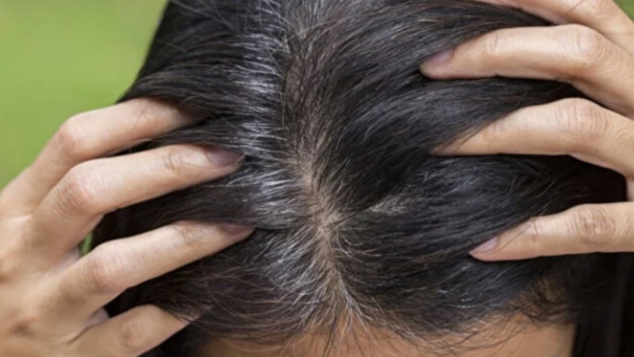 Foto - Kimyasallara para vermeyin: İşte beyaz saçları kapatan ev yapımı tarif!