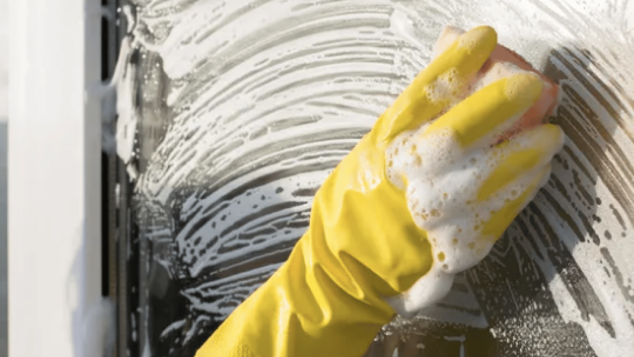 Foto - Kireç lekeleri, su izleri... Evde hazırlanan bu karışım camlardaki lekeleri anında temizliyor