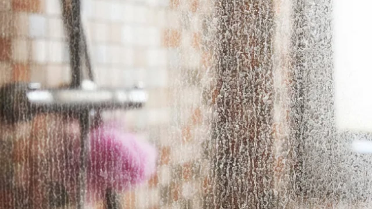 Foto - Kireç lekeleri, su izleri... Evde hazırlanan bu karışım camlardaki lekeleri anında temizliyor