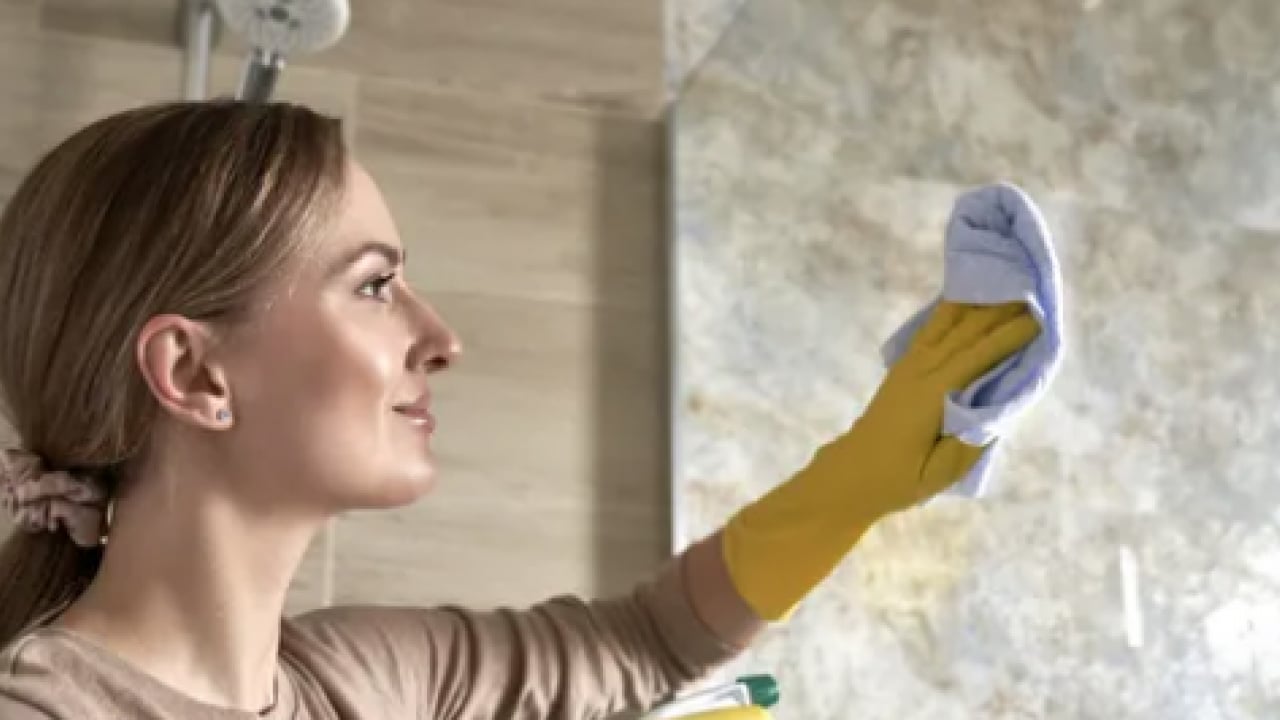 Foto - Kireç lekeleri, su izleri... Evde hazırlanan bu karışım camlardaki lekeleri anında temizliyor