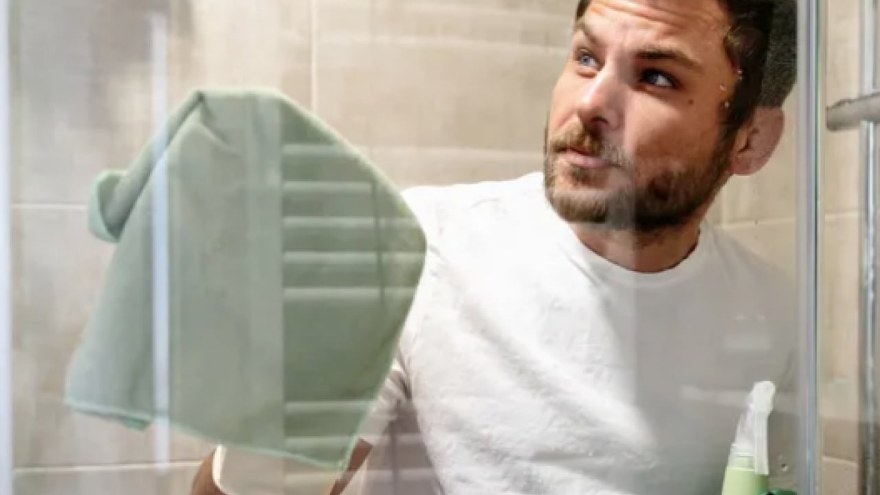 Foto - Kireç lekeleri, su izleri... Evde hazırlanan bu karışım camlardaki lekeleri anında temizliyor