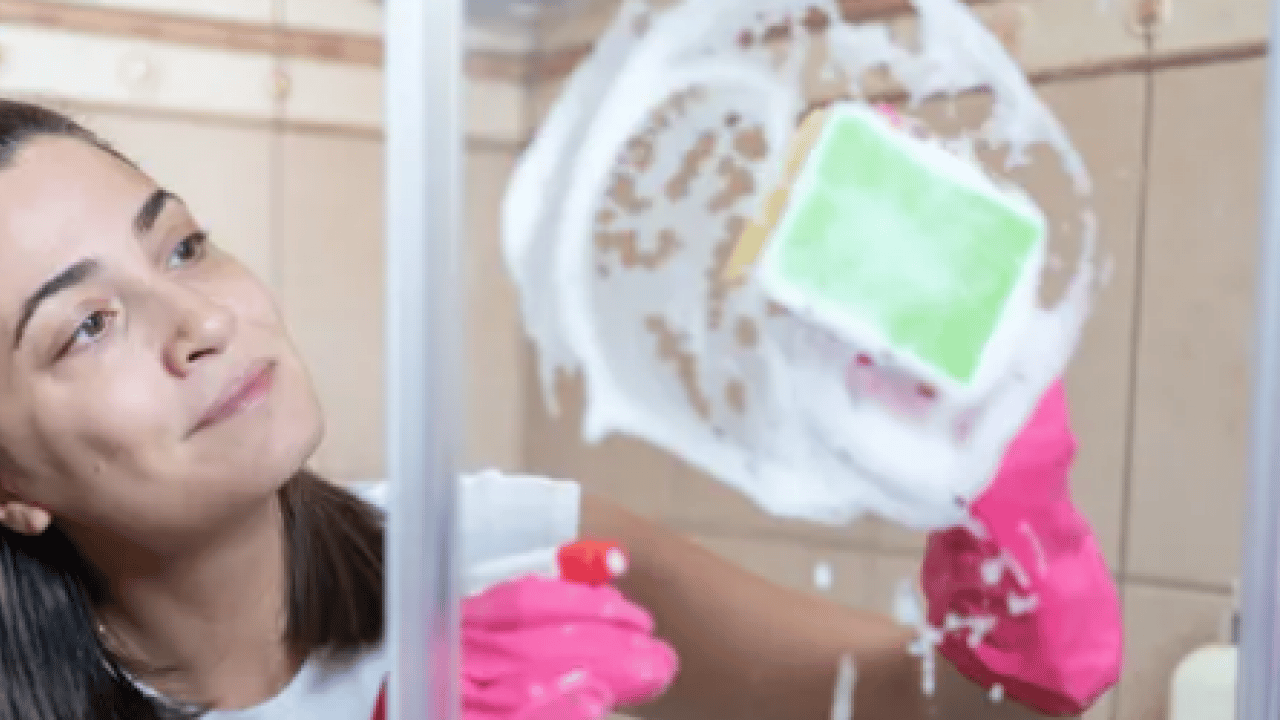 Kireç lekeleri, su izleri... Evde hazırlanan bu karışım camlardaki lekeleri anında temizliyor