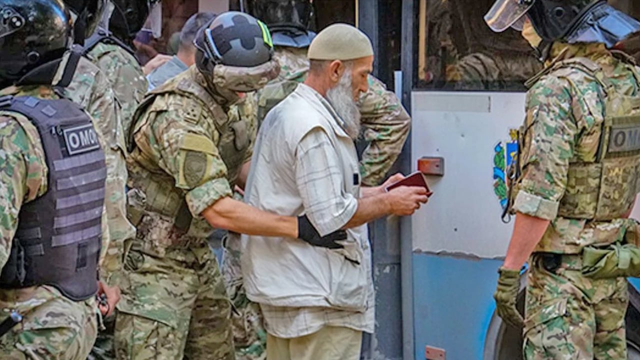 Foto - Kırım’da Rus işgalinin yeni yüzü ortaya çıktı, baskılar derinleşti: Rus işgalciler kadınların örtüsünü hedef alıyor... FSB’den ‘örtüye’ alçak saldırı