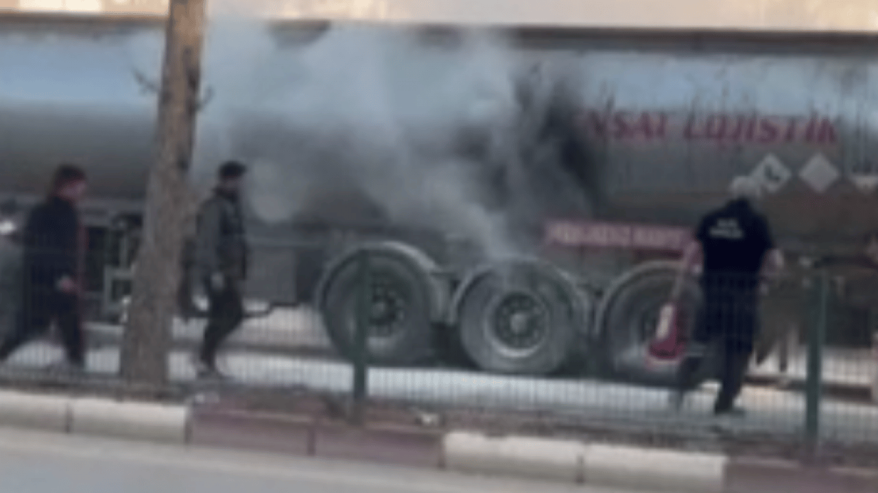 Foto - Kırmızı ışıkta kimyasal yüklü tır alev aldı! Facia saniyelerle önlendi