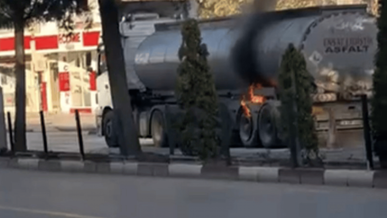 Foto - Kırmızı ışıkta kimyasal yüklü tır alev aldı! Facia saniyelerle önlendi