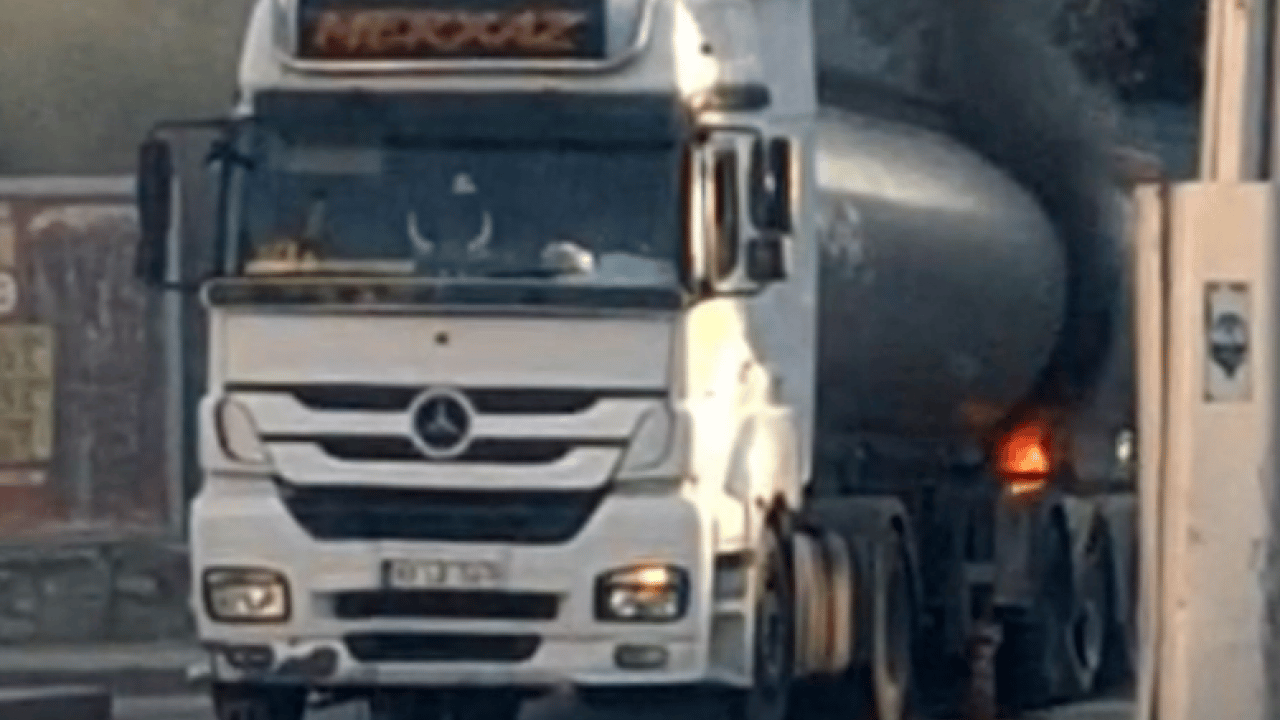 Foto - Kırmızı ışıkta kimyasal yüklü tır alev aldı! Facia saniyelerle önlendi