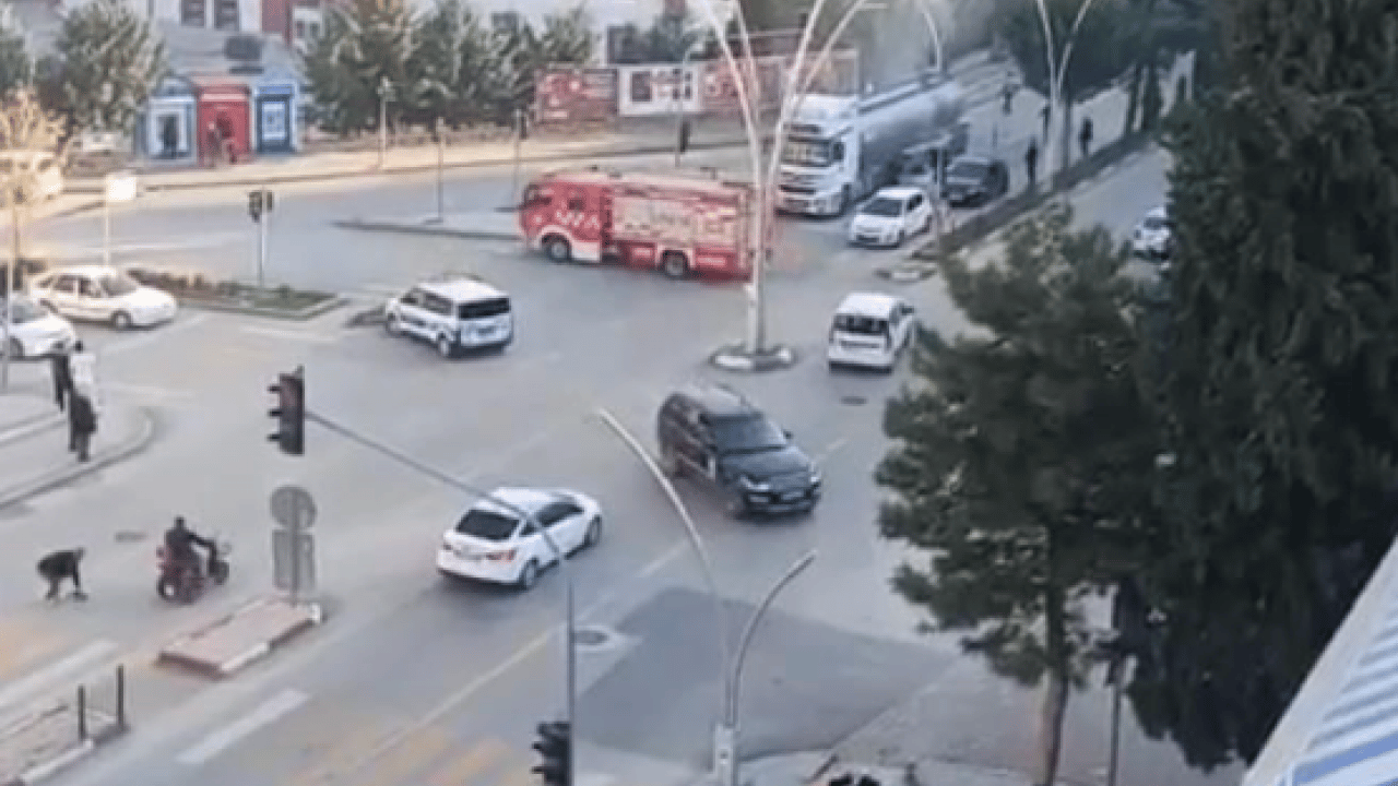 Foto - Kırmızı ışıkta kimyasal yüklü tır alev aldı! Facia saniyelerle önlendi