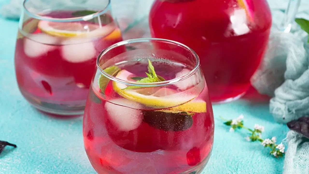 Kırmızı kirazlı limonata nasıl yapılır? Ev yapımı asırlık eşsiz tarifi şipşak hazırla servis et...
