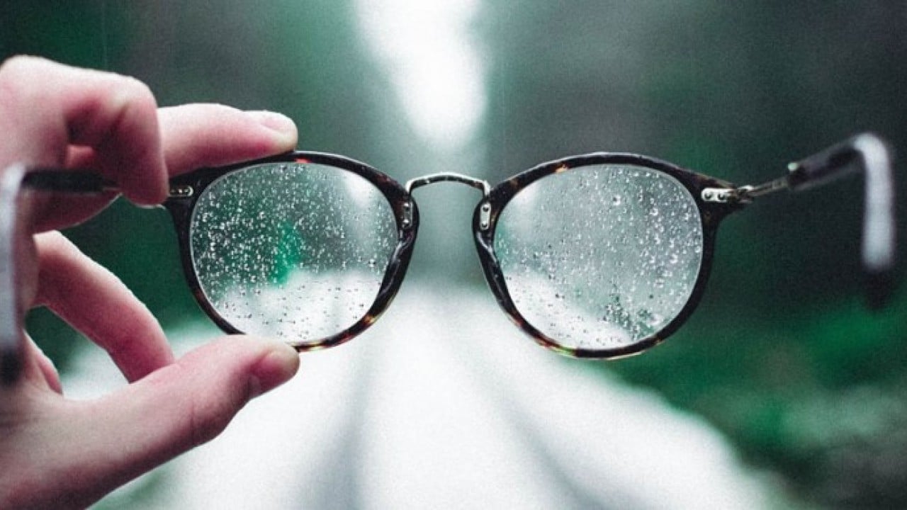 Kış ayları artık çile olmayacak! Gözlüklerde buğu sorununu ortadan kaldıran yöntem