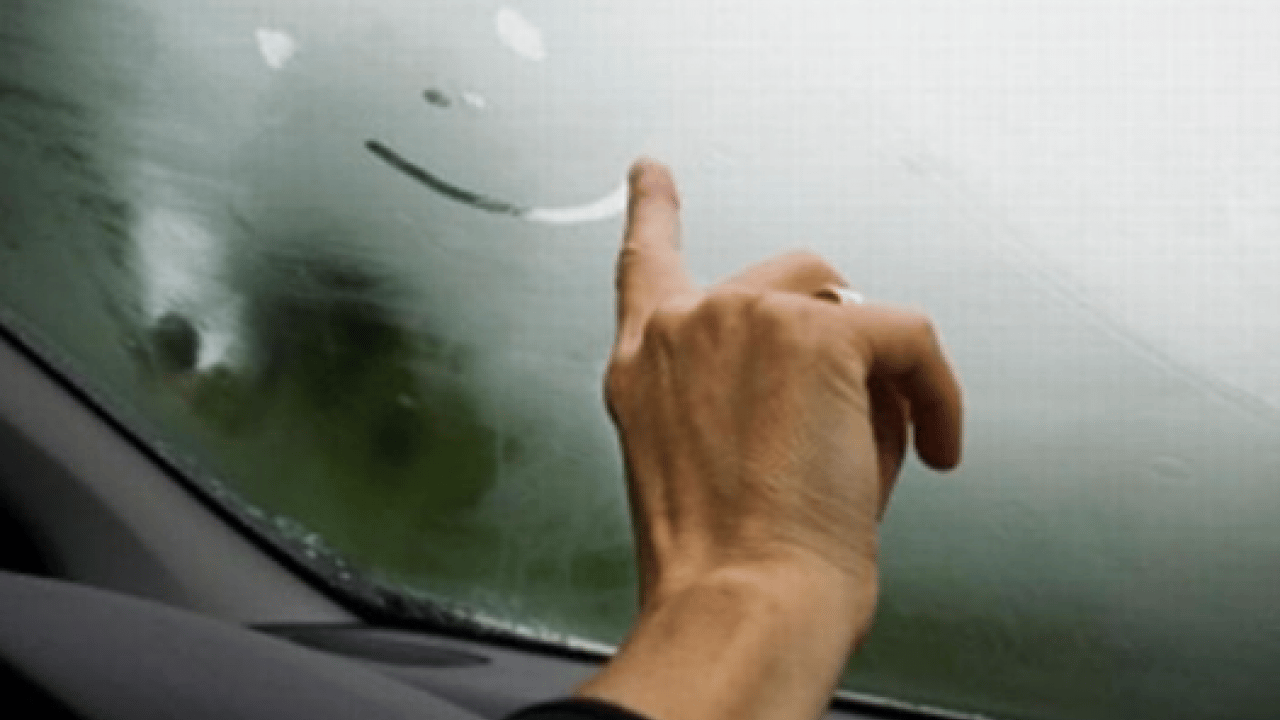 Kış ayları geldi büyük sorun başladı! İşte araba camlarının buğulanmasını engelleyen yöntem