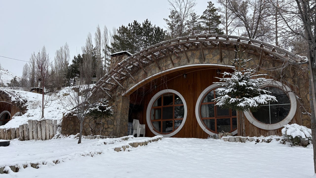 Kış bu şehre yakışıyor! Hobbit Köyü'nde büyüleyici manzara