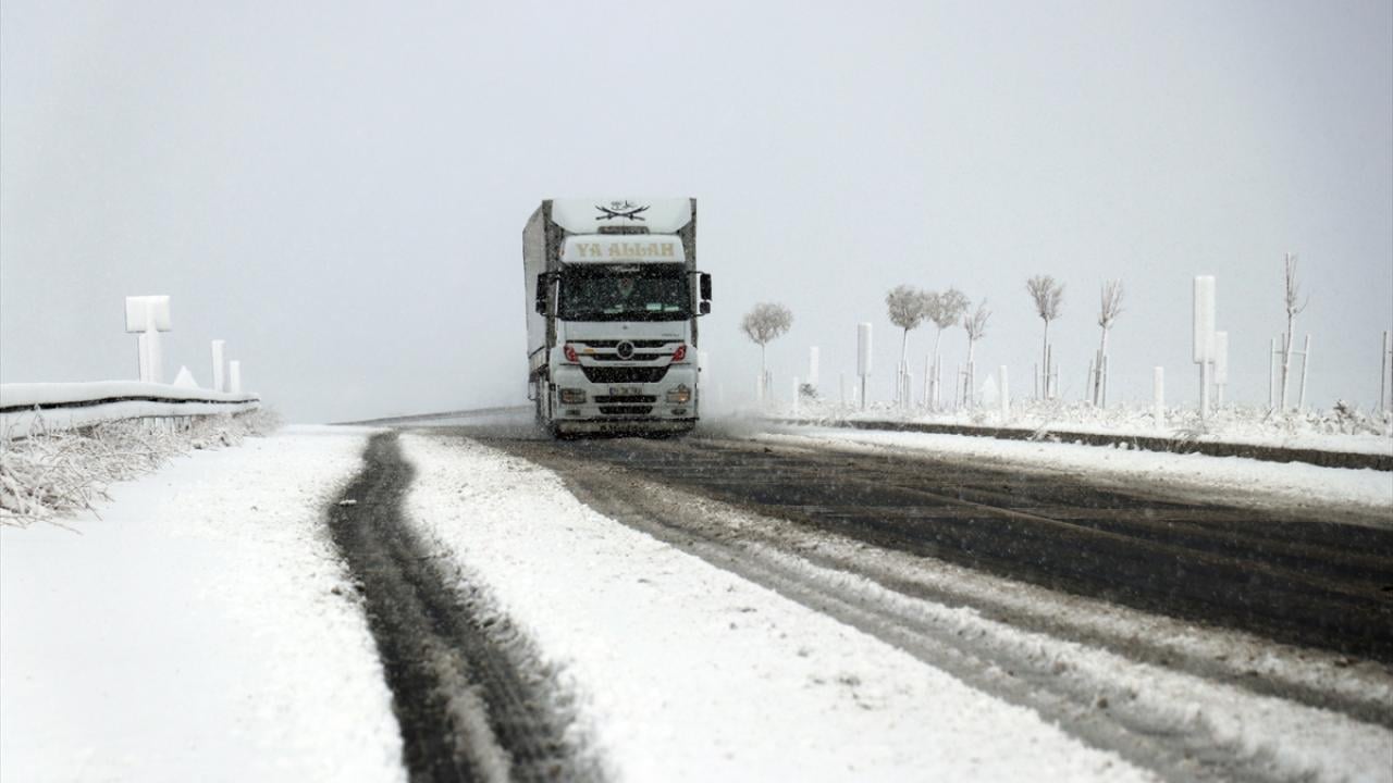 Foto - Kış şartlarında sürücüler neler yapmalı? Karayollarından kritik uyarılar