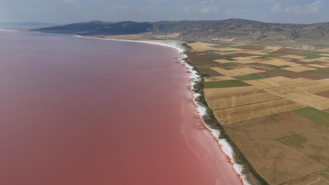 Kışın mavi yazın pembe! Göl değil sanki sanat eseri