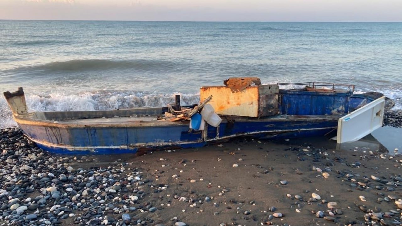 Foto - Kıyıya batık tekne vurdu! Caretta cerattaların yuvalama alanı tehlike altında