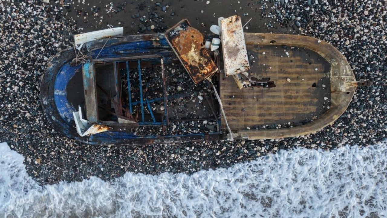 Foto - Kıyıya batık tekne vurdu! Caretta cerattaların yuvalama alanı tehlike altında