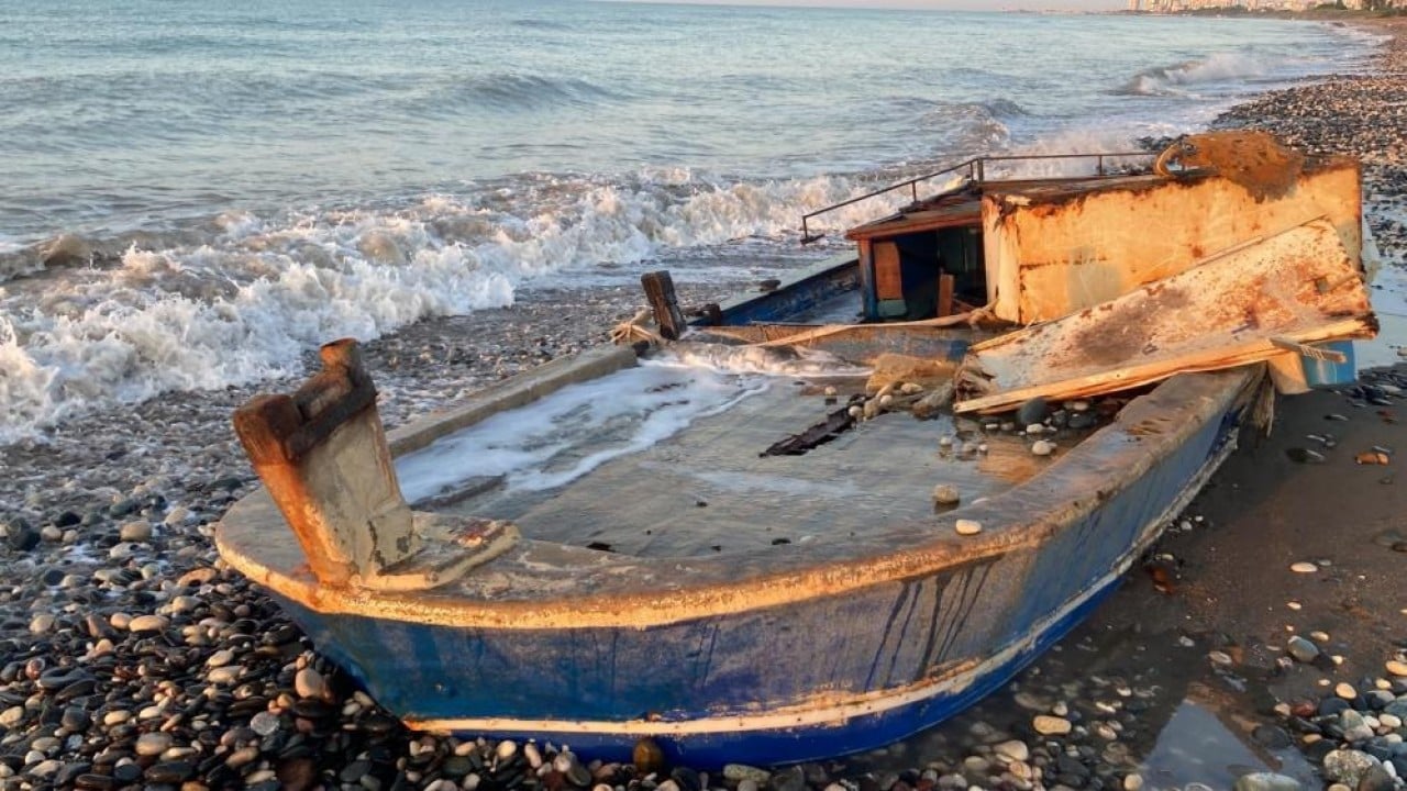 Foto - Kıyıya batık tekne vurdu! Caretta cerattaların yuvalama alanı tehlike altında