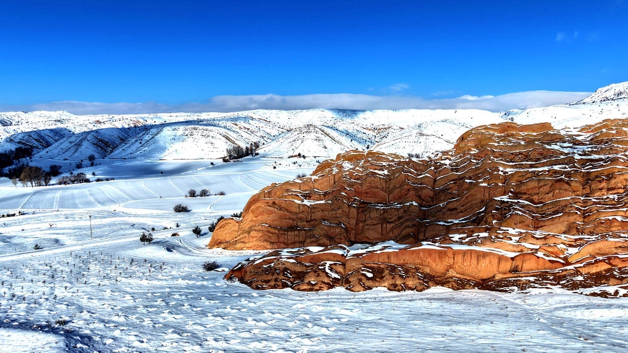 Kızıl kayalıklar beyaza büründü! Burası Mars değil Sivas