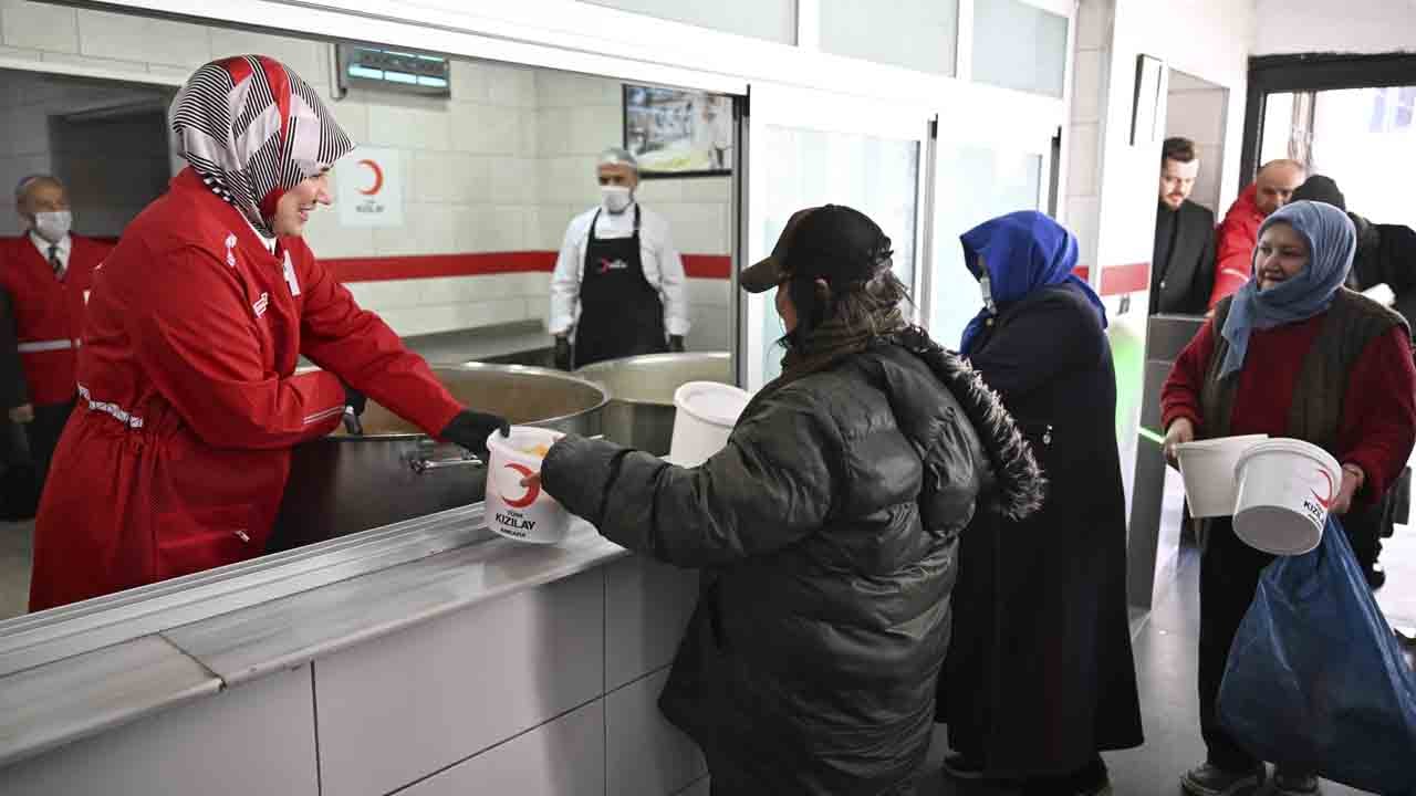Foto - Kızılay 60 bin kişiye yemek ulaştırıyor: Aşevleriyle yalnızları yalnız bırakmıyor