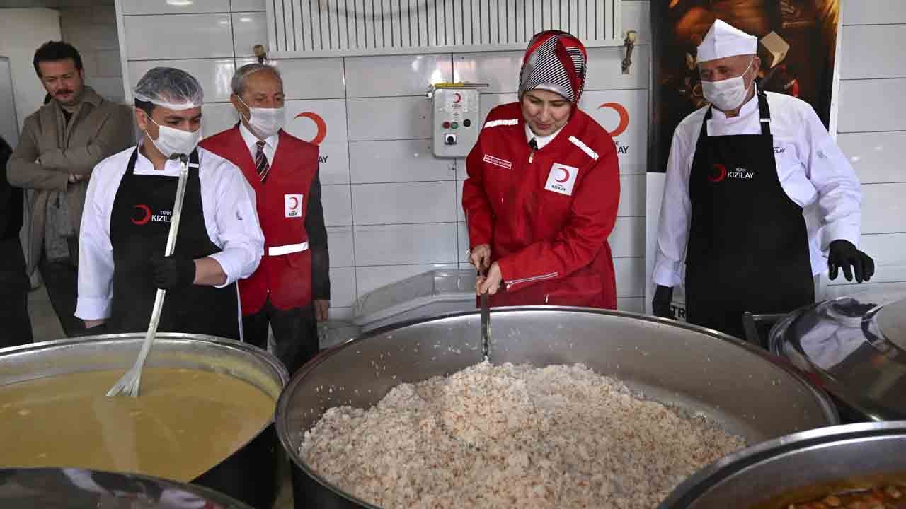 Foto - Kızılay 60 bin kişiye yemek ulaştırıyor: Aşevleriyle yalnızları yalnız bırakmıyor
