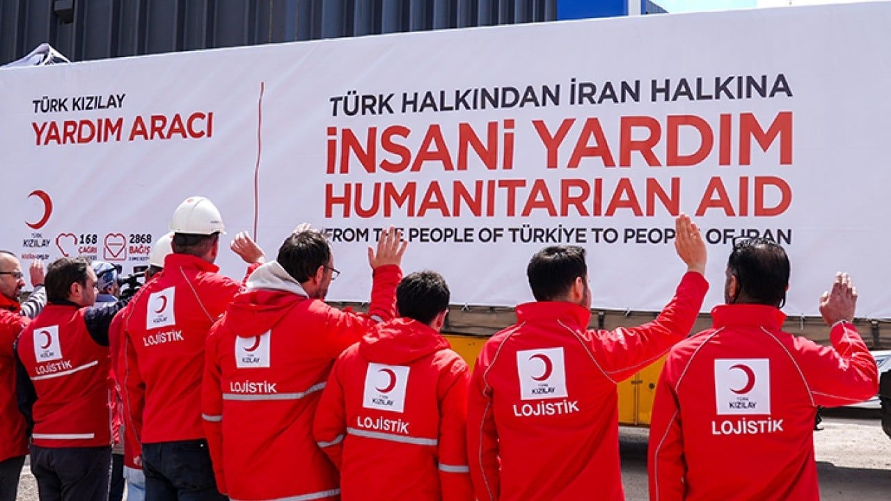 Kızılay İnsani Yardım tırları İran yolunda