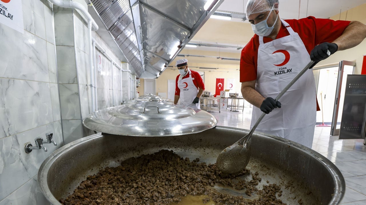 Foto - Kızılay kadar 22 aşevi daha açıyor! Büyüklerimizin ellerini öpmeye kapılarını çalmaya talibiz!