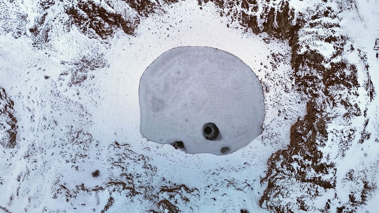 Foto - Kızılçan Gölü’nde kartpostallık manzara! Rengiyle ünlü göl buz tuttu