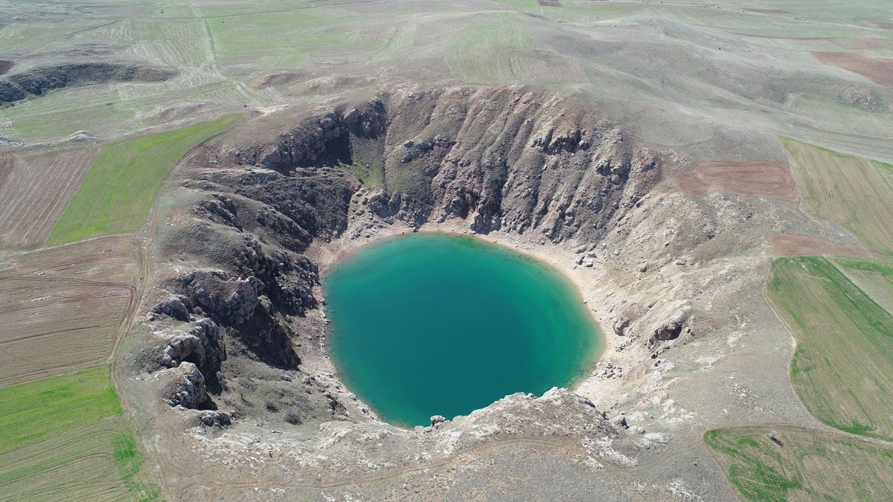 Foto - Kızılçan Gölü’nde kartpostallık manzara! Rengiyle ünlü göl buz tuttu