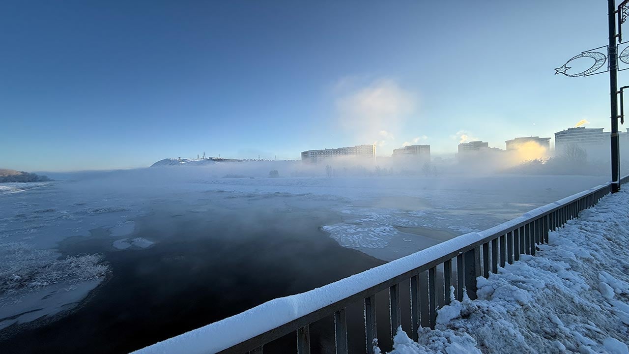 Foto - Kızılırmak adeta dondu kaldı! Sivas'ta termometreler eksi 19'u gördü: Dev nehrin yüzeyi buzla kaplanırken ortaya çıkan görüntüler herkesi şaşırttı