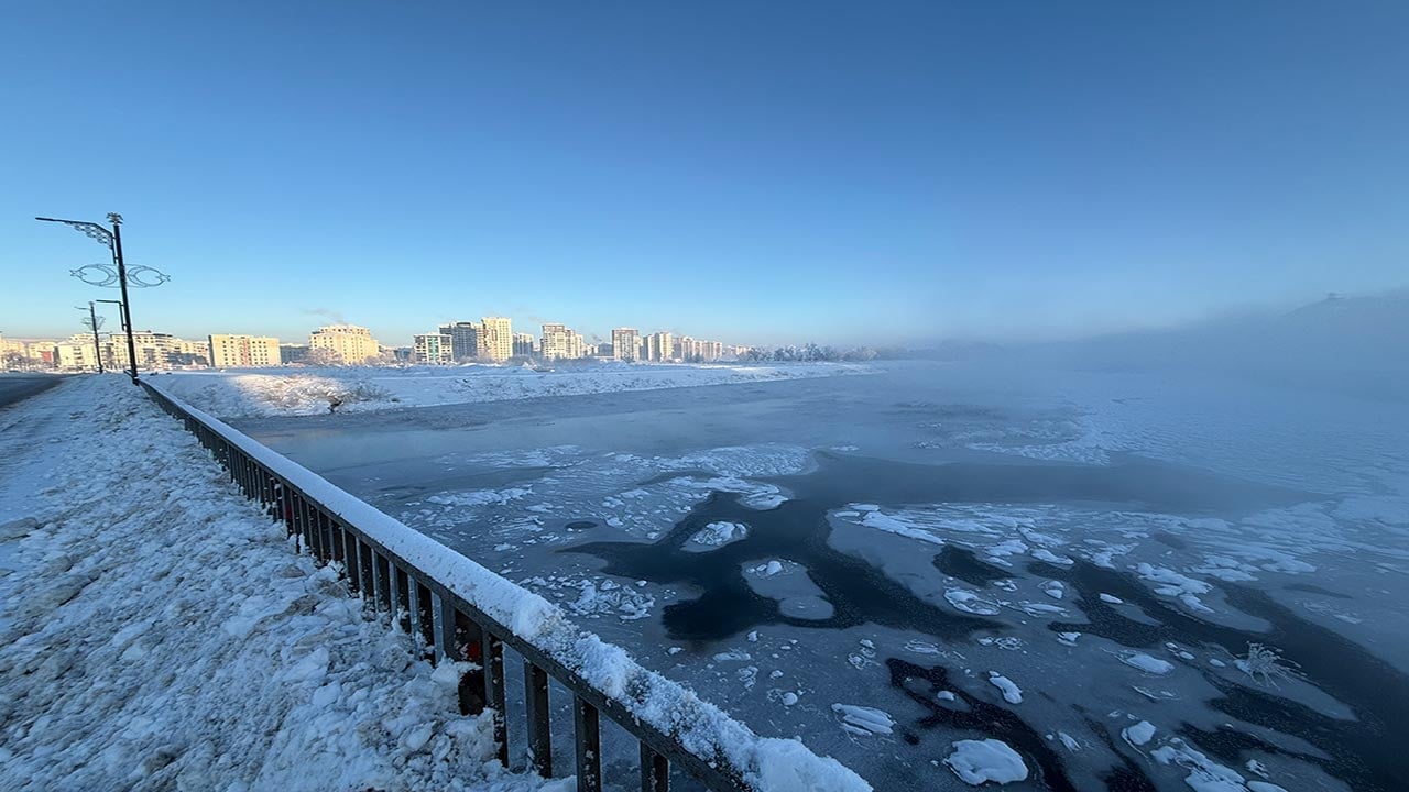 Foto - Kızılırmak adeta dondu kaldı! Sivas'ta termometreler eksi 19'u gördü: Dev nehrin yüzeyi buzla kaplanırken ortaya çıkan görüntüler herkesi şaşırttı