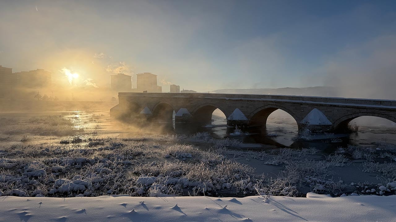 Foto - Kızılırmak adeta dondu kaldı! Sivas'ta termometreler eksi 19'u gördü: Dev nehrin yüzeyi buzla kaplanırken ortaya çıkan görüntüler herkesi şaşırttı