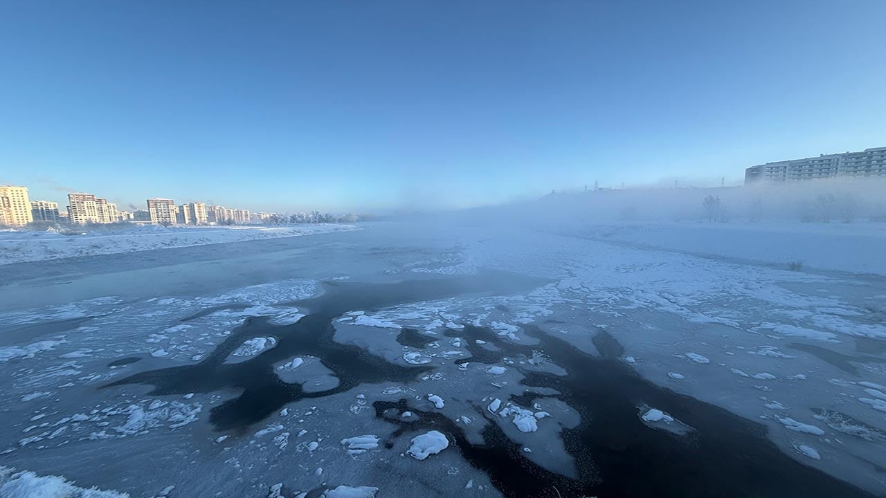 Kızılırmak adeta dondu kaldı! Sivas'ta termometreler eksi 19'u gördü: Dev nehrin yüzeyi buzla kaplanırken ortaya çıkan görüntüler herkesi şaşırttı