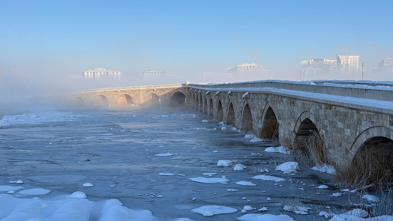 Foto - Kızılırmak adeta dondu kaldı! Sivas'ta termometreler eksi 19'u gördü: Dev nehrin yüzeyi buzla kaplanırken ortaya çıkan görüntüler herkesi şaşırttı