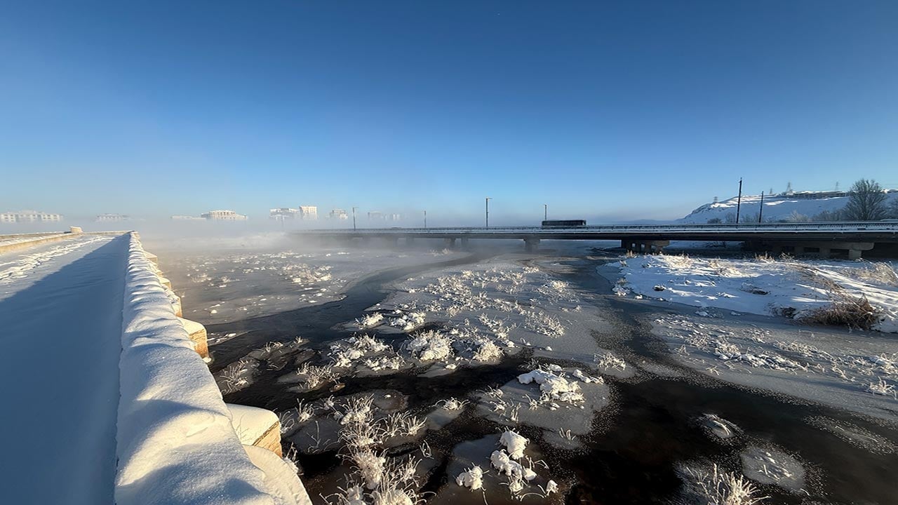 Foto - Kızılırmak adeta dondu kaldı! Sivas'ta termometreler eksi 19'u gördü: Dev nehrin yüzeyi buzla kaplanırken ortaya çıkan görüntüler herkesi şaşırttı
