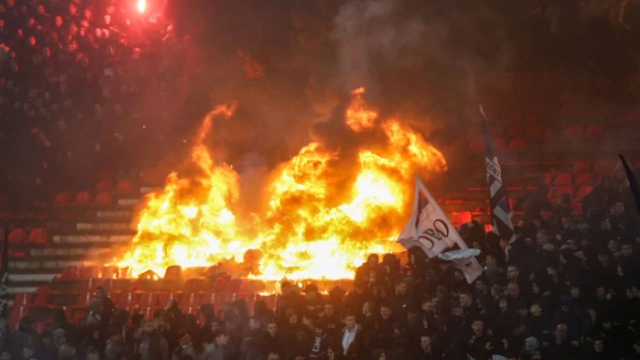 Foto - Kızılyıldız-Partizan maçında taraftarlar çıldırdı! Dev yangın futbolun önüne geçti