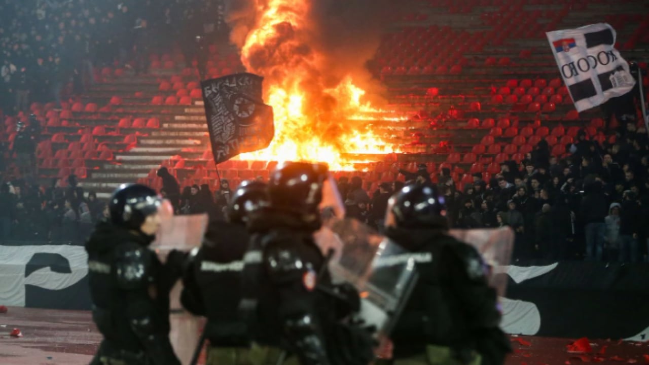 Foto - Kızılyıldız-Partizan maçında taraftarlar çıldırdı! Dev yangın futbolun önüne geçti