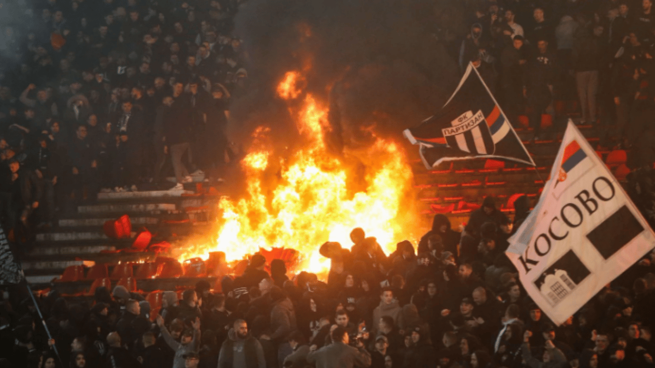 Kızılyıldız-Partizan maçında taraftarlar çıldırdı! Dev yangın futbolun önüne geçti