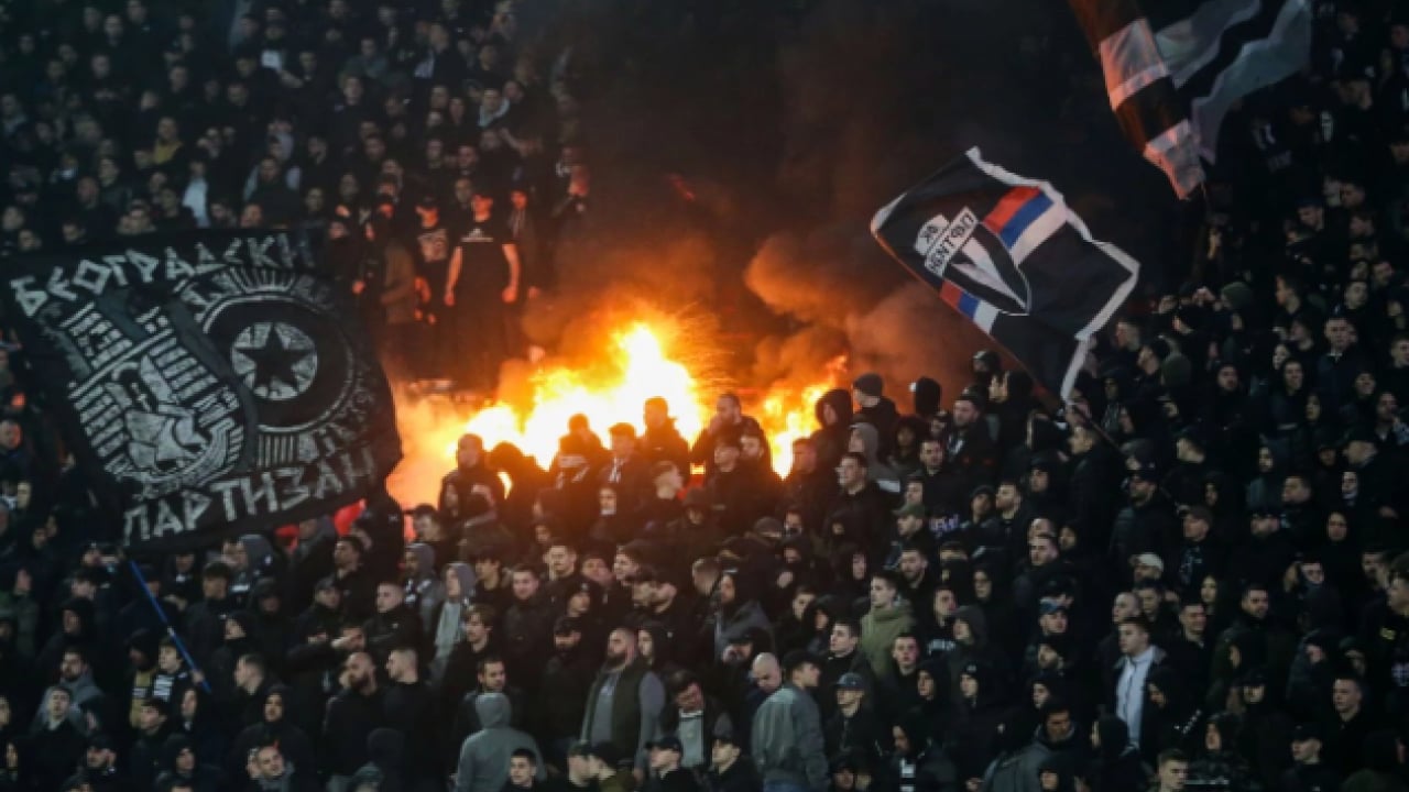 Foto - Kızılyıldız-Partizan maçında taraftarlar çıldırdı! Dev yangın futbolun önüne geçti