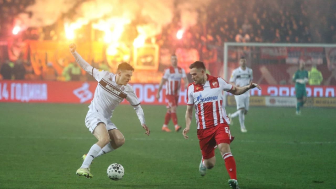 Foto - Kızılyıldız-Partizan maçında taraftarlar çıldırdı! Dev yangın futbolun önüne geçti