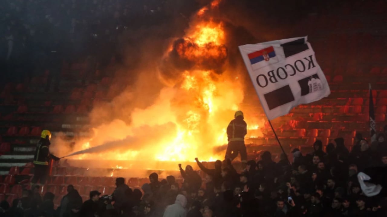 Foto - Kızılyıldız-Partizan maçında taraftarlar çıldırdı! Dev yangın futbolun önüne geçti