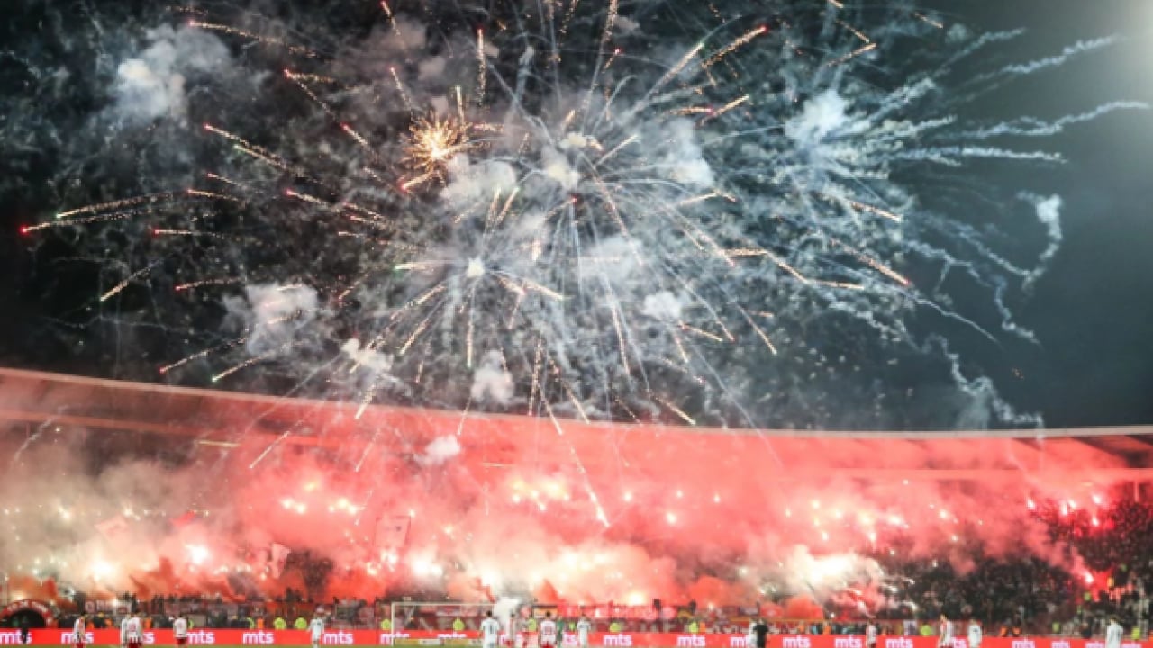 Foto - Kızılyıldız-Partizan maçında taraftarlar çıldırdı! Dev yangın futbolun önüne geçti