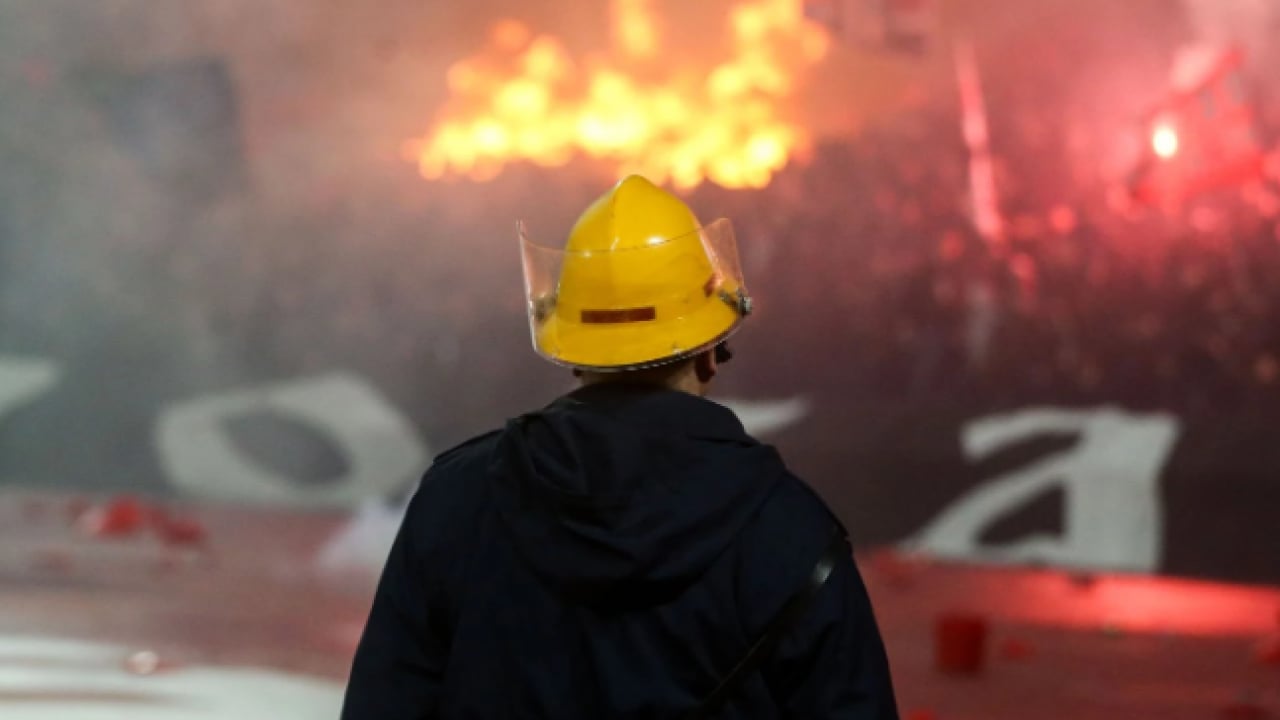 Foto - Kızılyıldız-Partizan maçında taraftarlar çıldırdı! Dev yangın futbolun önüne geçti