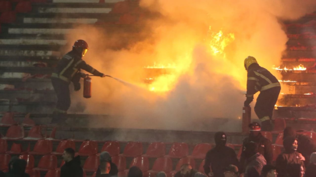 Foto - Kızılyıldız-Partizan maçında taraftarlar çıldırdı! Dev yangın futbolun önüne geçti