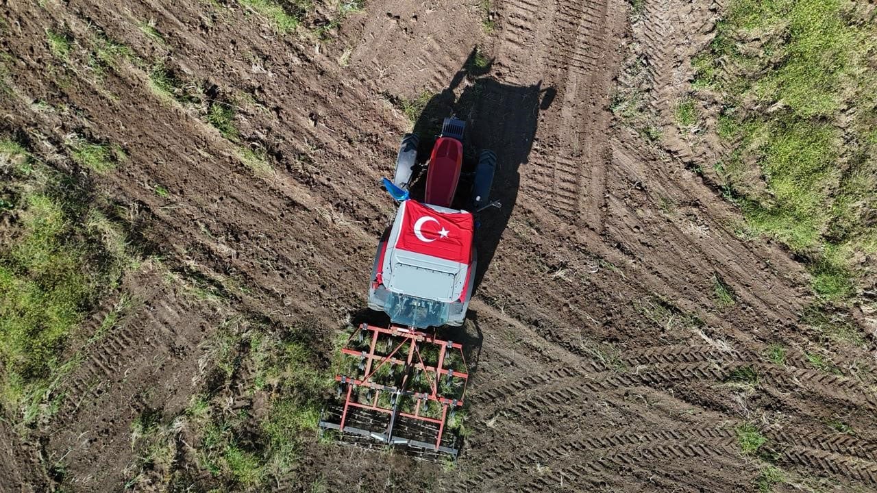 Foto - Kızının isteğini kırmadı! Milli Takım için tarlasına dev ay-yıldız çizdi