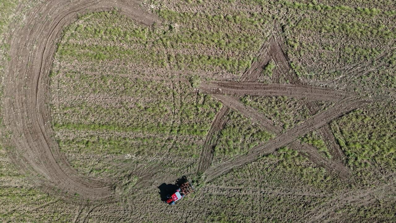 Foto - Kızının isteğini kırmadı! Milli Takım için tarlasına dev ay-yıldız çizdi