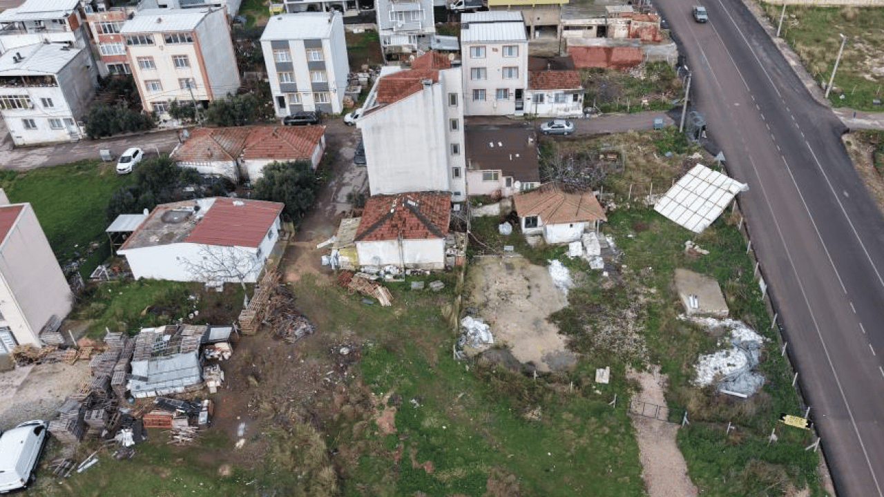 Foto - Koca çatı kağıt gibi savruldu: Fırtınada facianın eşiğinden dönüldü